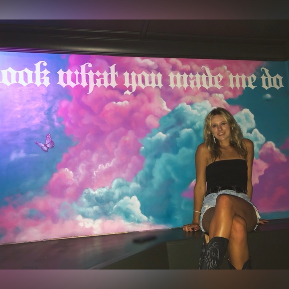 Meet your Posher, Mikayla - Picture 1 of 1